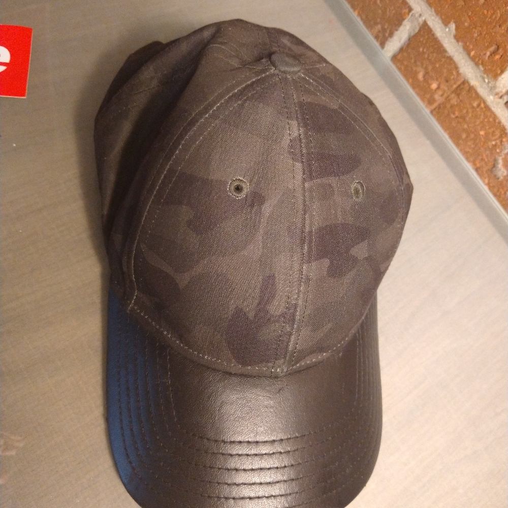 Gents camo and leather cap - Picture 4 of 10